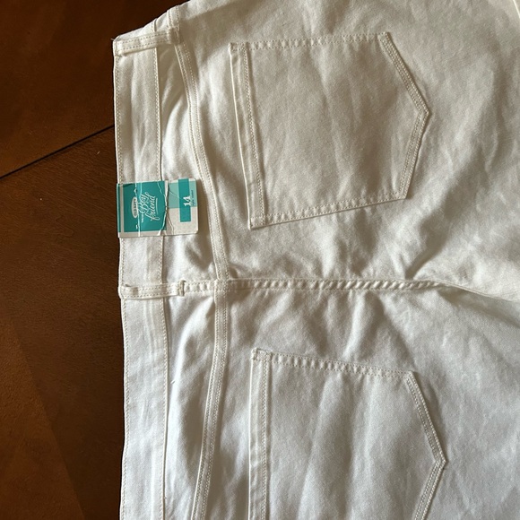 Old Navy, white boyfriend shorts - Picture 6 of 9